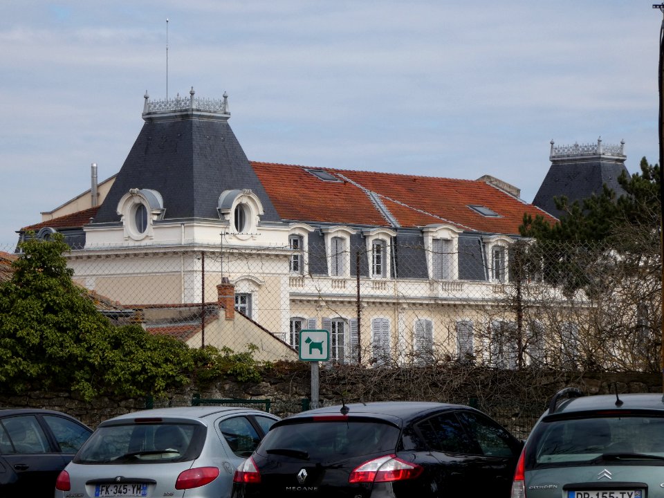 Anse - Château de Messimieux - Toits depuis la rue des Trois Châtels