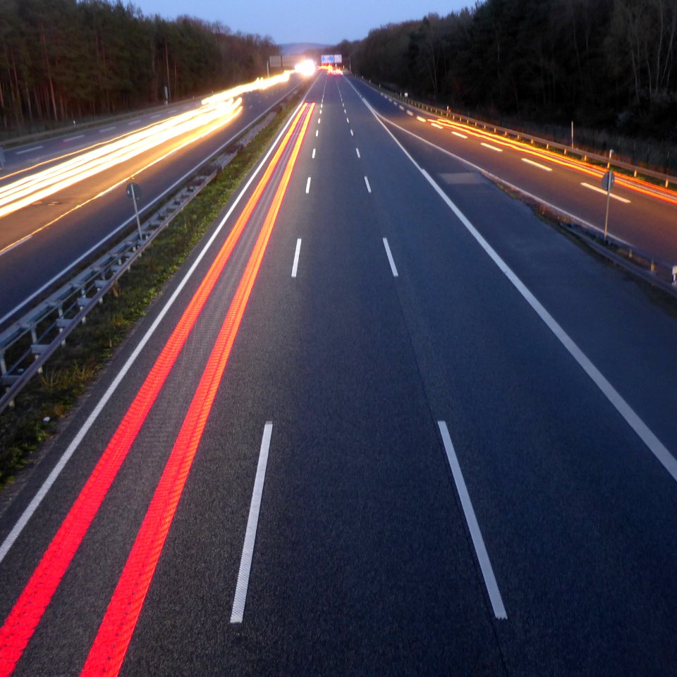 Anschlussstelle Erlensee mit Lichtspuren von Autos