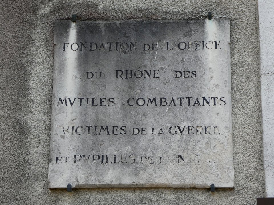 Anse - Place des Frères Fournet - Plaque gauche