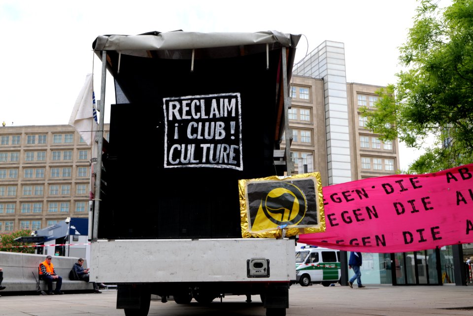 Antifascists on Alexanderplatz Berlin 2020-05-16 11