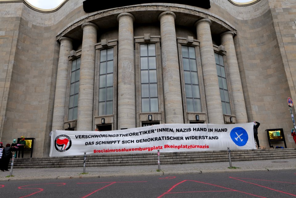 Antifascists on Rosa-Luxemburg-Platz Berlin 2020-05-16 26