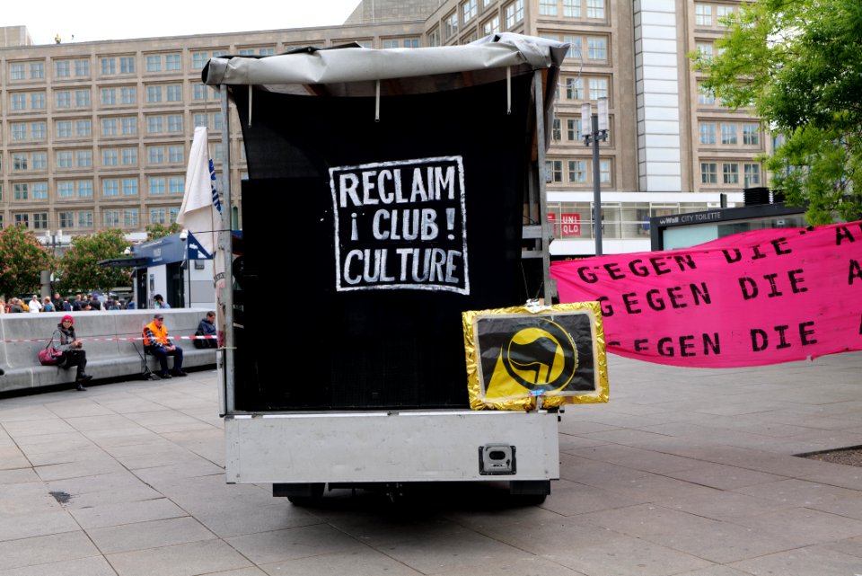 Antifascists on Alexanderplatz Berlin 2020-05-16 12