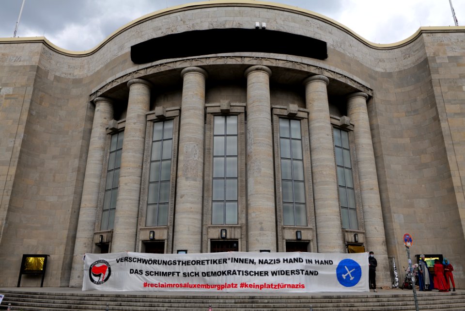 Antifascists on Rosa-Luxemburg-Platz Berlin 2020-05-16 32
