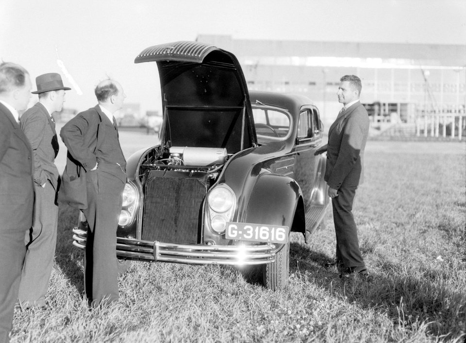 Anthony Fokker bij de geopende motorkap van een Chrysler Airflow op luchthaven S, Bestanddeelnr 190-0227