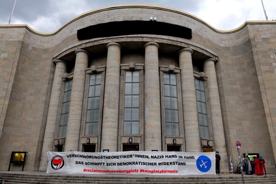 Antifascists on Rosa-Luxemburg-Platz Berlin 2020-05-16 31