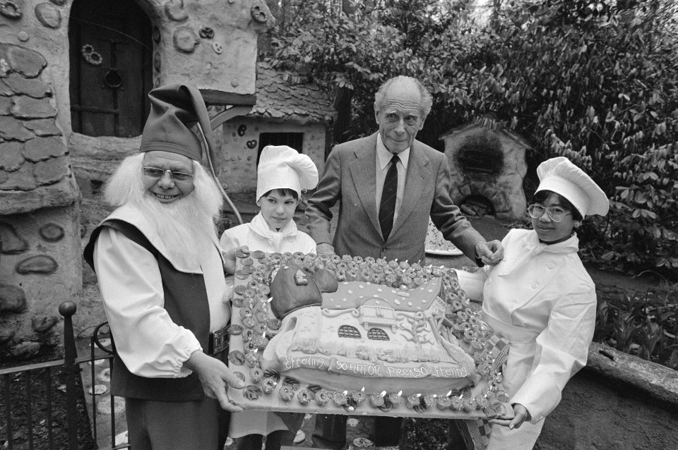 Anton Pieck 90 jaar hij krijgt in de Efteling een grote taart aangeboden door e, Bestanddeelnr 933-2949