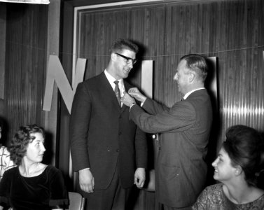 Anton Geesink ontvangt koninklijke onderscheiding, opgespeld door mr A Feith, Bestanddeelnr 913-2861