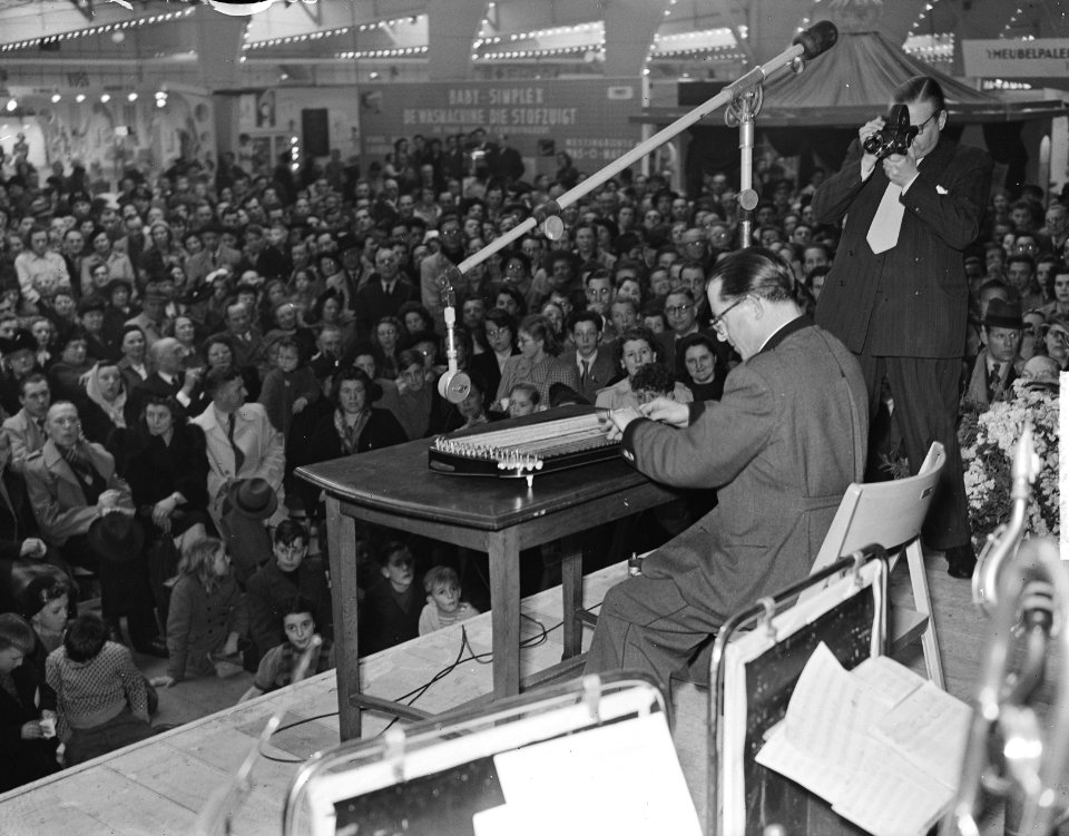 Anton Karas op huishoudbeurs te Utrecht Karas is de componist van het 'Harr…, Bestanddeelnr 904-4776