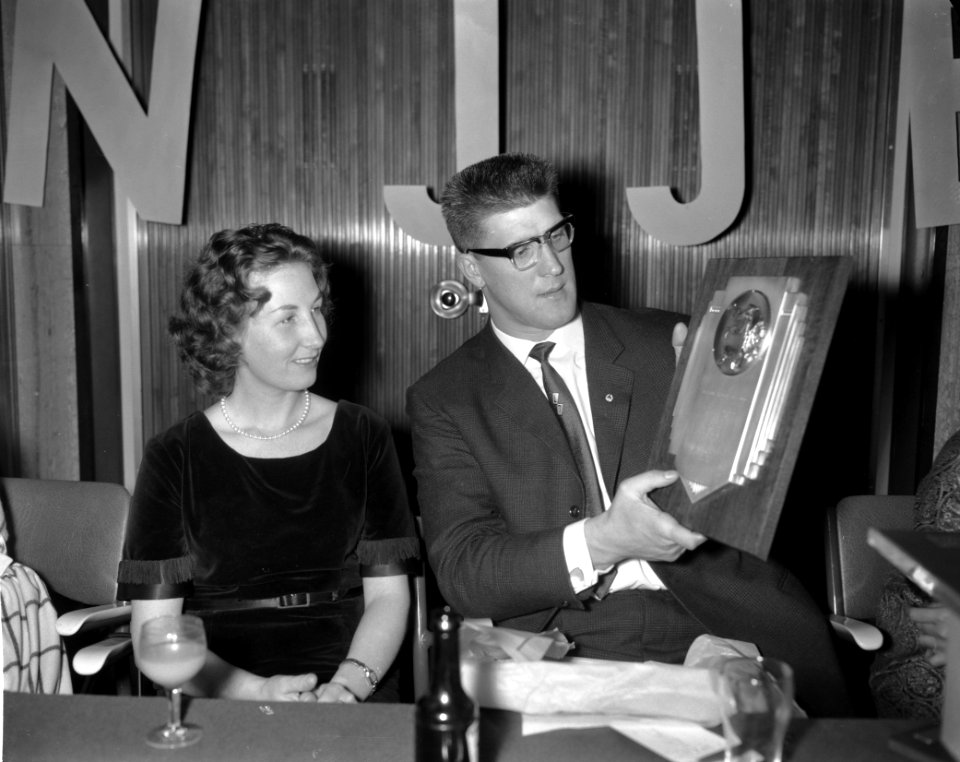 Anton Geesink met zijn vrouw en de plaquette, Bestanddeelnr 913-2865