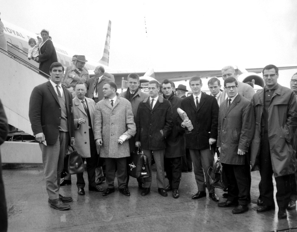 Anton Geesink naar Madrid vertrokken, voor vertrek op Schiphol v.l.n.r. Paanen, , Bestanddeelnr 917-6687
