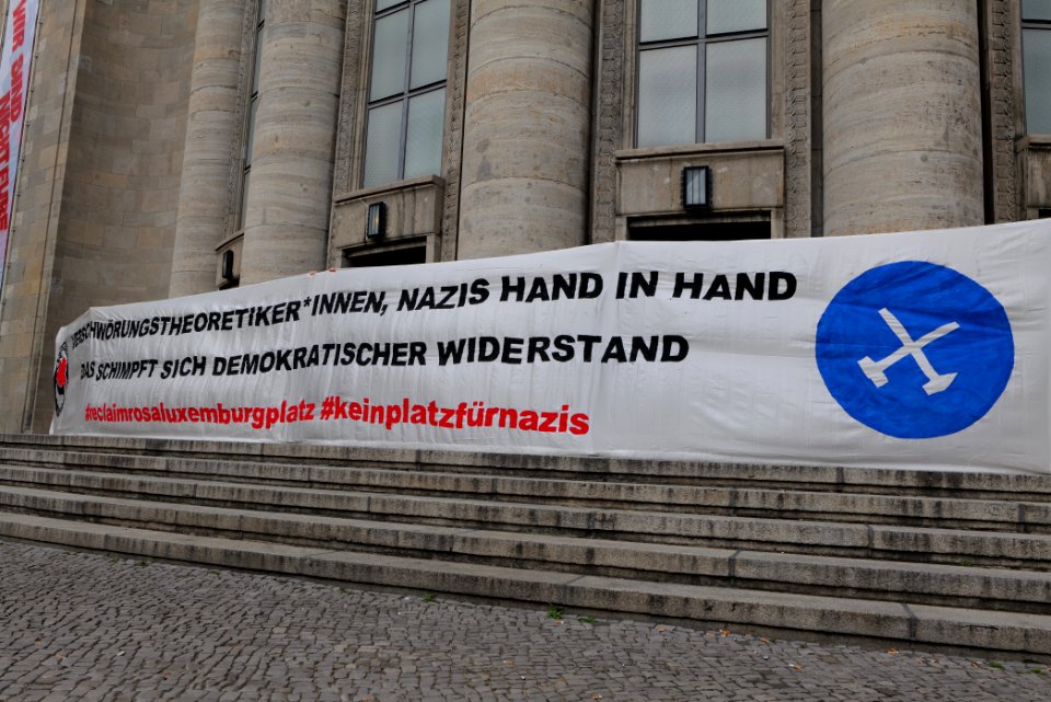 Antifascists on Rosa-Luxemburg-Platz Berlin 2020-05-16 30