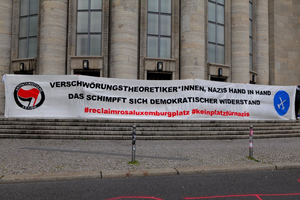 Antifascists on Rosa-Luxemburg-Platz Berlin 2020-05-16 22