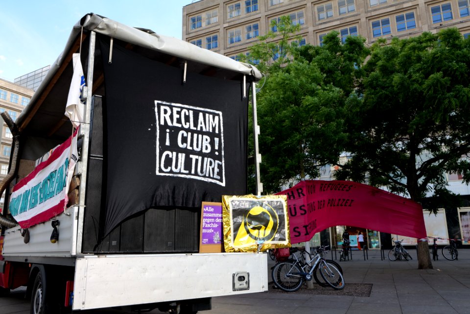 Antifascists on Alexanderplatz Berlin 2020-05-16 19