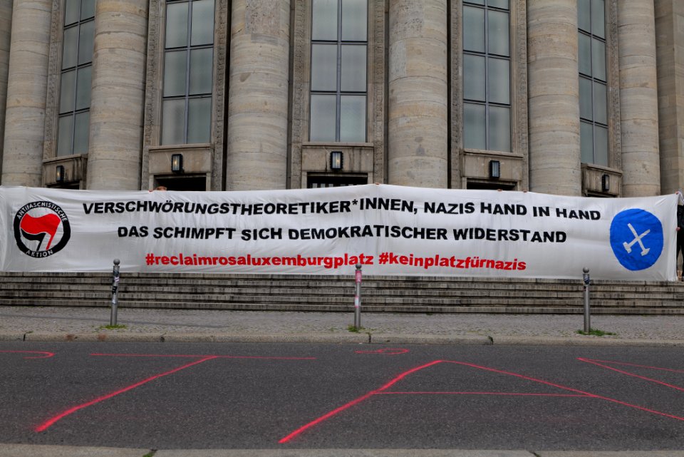 Antifascists on Rosa-Luxemburg-Platz Berlin 2020-05-16 29