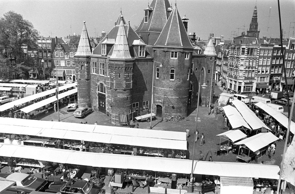 Antiek en curiosamarkt op Nieuwmarkt in Amsterdam, overzicht van de markt rond h, Bestanddeelnr 928-5784