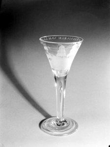 Antiek, gegraveerd glas, Bestanddeelnr 254-5317