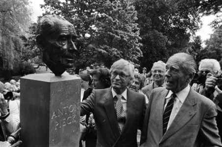 Anton Pieck (rechts) en beeldhouwer Kees Verkade bij de bronzen kop, Bestanddeelnr 932-6241
