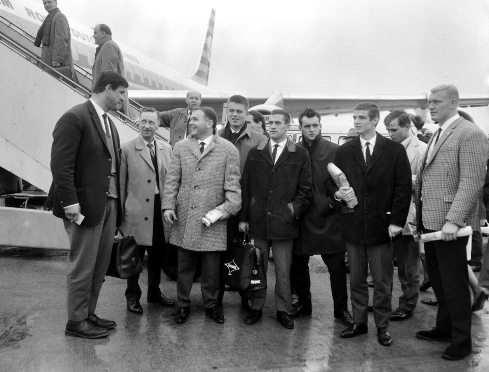 Anton Geesink naar Madrid vertrokken, voor vertrek op Schiphol v.l.n.r. Paanen, , Bestanddeelnr 917-6685