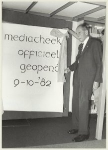 Anton Pieck opent de mediatheek in het Kennemer Lyceum, NL-HlmNHA 54013122