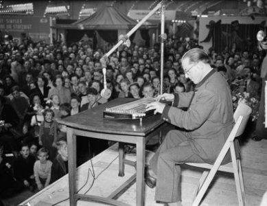 Anton Karas op huishoudbeurs te Utrecht Karas is de componist van het 'Harr…, Bestanddeelnr 904-4775