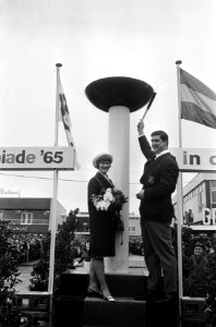 Anton Geesink en Sjoukje Dijkstra bij opening nieuwe winkel C & A te Rijswijk, Bestanddeelnr 917-5690
