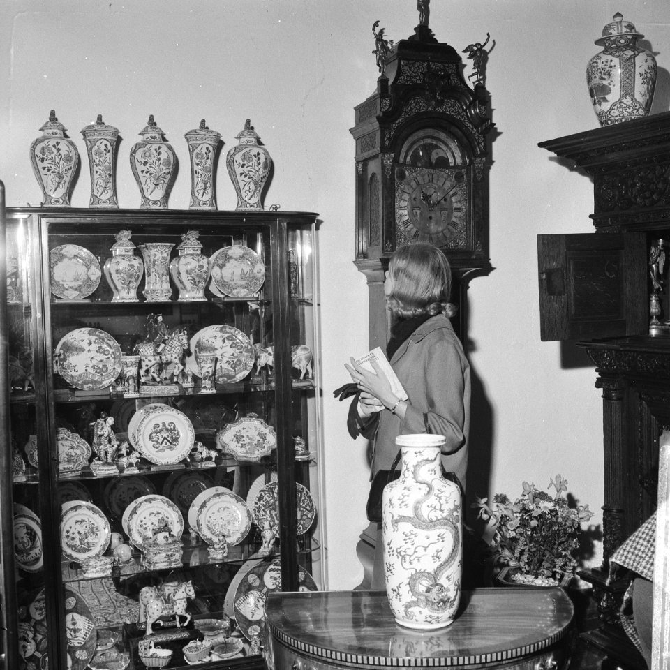 Antiekbeurs te Delft opengesteld in het Prinsenhofmuseum, Bestanddeelnr 917-9404