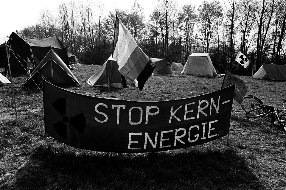 Anti-Dodewaard tentenkamp in recreatiepark Het gat van Hagen in Valburg 16 april 1981, Bestanddeelnr 931-4359