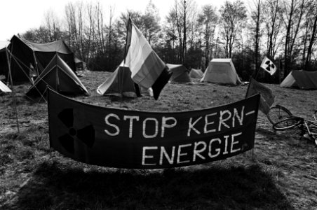 Anti-Dodewaard tentenkamp in recreatiepark Het gat van Hagen in Valburg 16 april 1981, Bestanddeelnr 931-4359