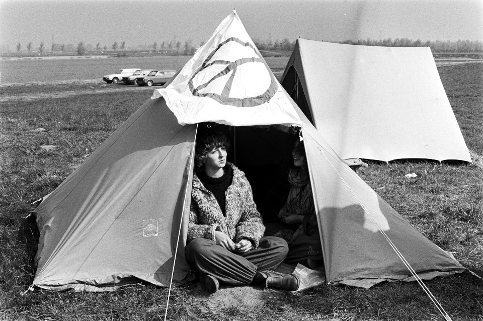 Anti-Dodewaard tentenkamp in recreatiepark Het gat van Hagen in Valburg 16 April 1981, Bestanddeelnr 931-4358