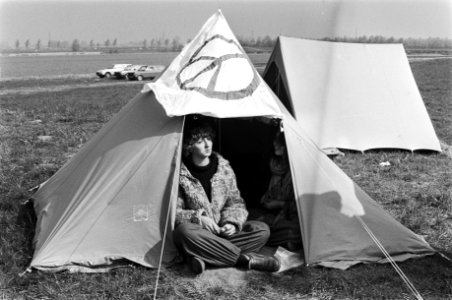 Anti-Dodewaard tentenkamp in recreatiepark Het gat van Hagen in Valburg 16 April 1981, Bestanddeelnr 931-4358