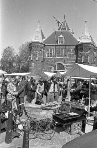 Antiek en curiosamarkt op Nieuwe Markt in Amsterdam, de stalletjes rond de Waag, Bestanddeelnr 928-5785
