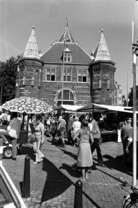 Antiekmarkt met op de achtergrond het Waaggebouw, Bestanddeelnr 928-0797