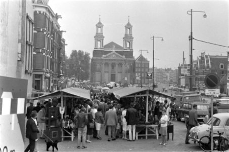 Antiekmarkt op Waterlooplein. Drukte, Bestanddeelnr 920-5050