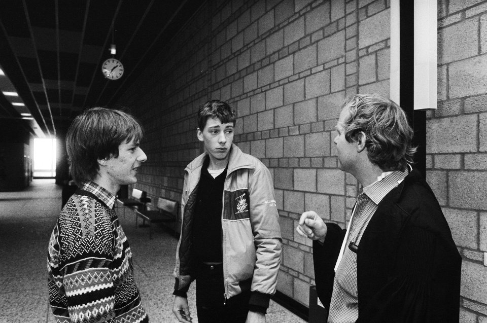 André Braaksma (l) en Jos Hof (m) in gesprek met hun advocaat mr. P. Ingelse, Bestanddeelnr 932-4480
