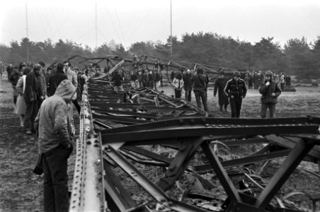 Antennemast Lange Gerrit van Radio Kootwijk neergehaald de neergehaalde mas, Bestanddeelnr 930-7372