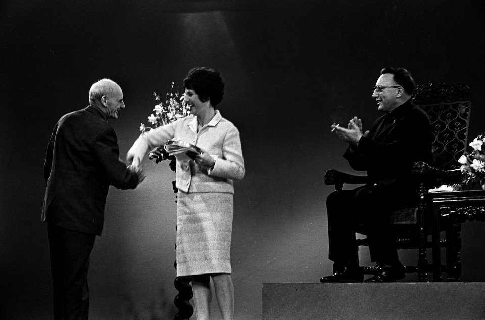 Anders dan anderen, hoofdpersoon pater G. Mijnsbergen met Mies Bouwman, Bestanddeelnr 917-4682