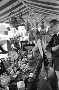 Antiekmarkt op Waterlooplein te Amsterdam. Drukte, Bestanddeelnr 920-5047