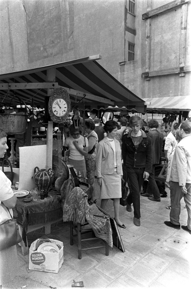 Antiekmarkt op Waterlooplein. Drukte, Bestanddeelnr 920-5052