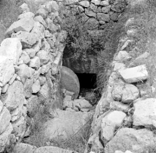 Antieke grafkelder bij Abu Gosh met het gezicht op een trap en een ronde sluitst, Bestanddeelnr 255-1449