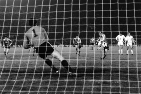 Anderlecht tegen HSV (finale Europa Cup II ) Georg Volkert (HSV) brengt uit een, Bestanddeelnr 929-1735