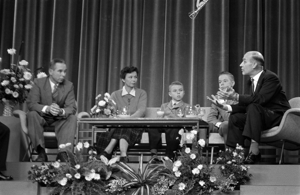 Anders dan Anderen, regeringscommissie van de emigratie ir. Haverman (r) met de , Bestanddeelnr 911-8899