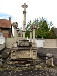 Andelain (Aisne) calvaire sculpté (01)