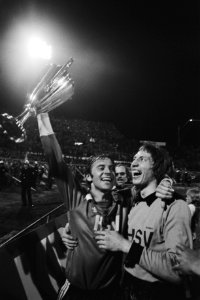 Anderlecht tegen HSV (finale Europa Cup II ) HSV-spelers met de beker, Felix Ma, Bestanddeelnr 929-1736
