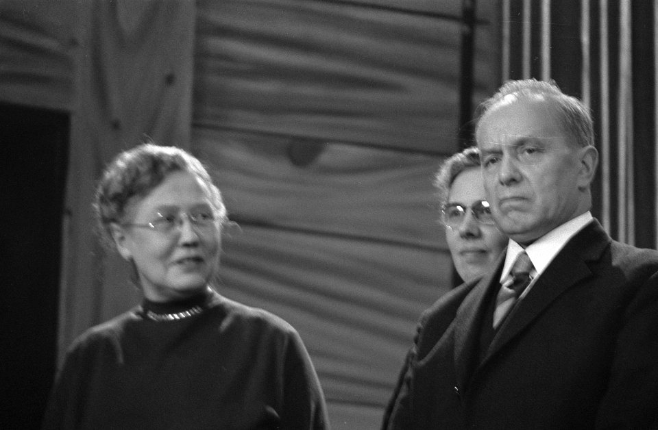 Anders dan Anderen, regeringscommissie van de emigratie ir. Haverman (r) met de , Bestanddeelnr 911-8900