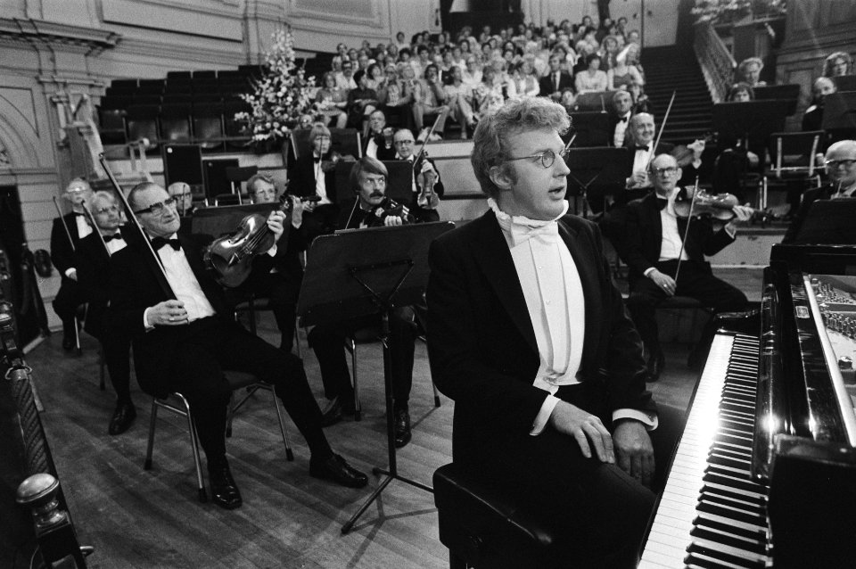 André van Duin achter de vleugel, voor het orkest, Bestanddeelnr 931-6318