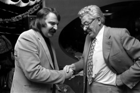 André van der Louw en burgemeester Thomassen in VARA-programma In de Rooie Haan, Bestanddeelnr 927-5239