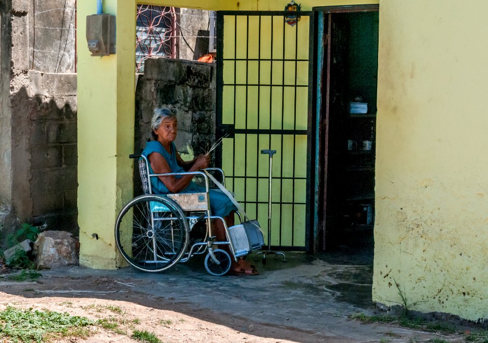 Anciana tejiendo clinejas en San Juan Bautísta, Puerto e tabla