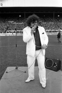 André Hazes zingt voor de wedstrijd Sparta-PSV, Bestanddeelnr 931-8195