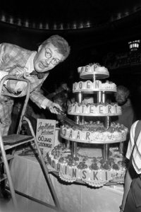 André van Duin doet promotie voor zijn film Ik ben Joep Meloen in Tuschinski A, Bestanddeelnr 931-8562