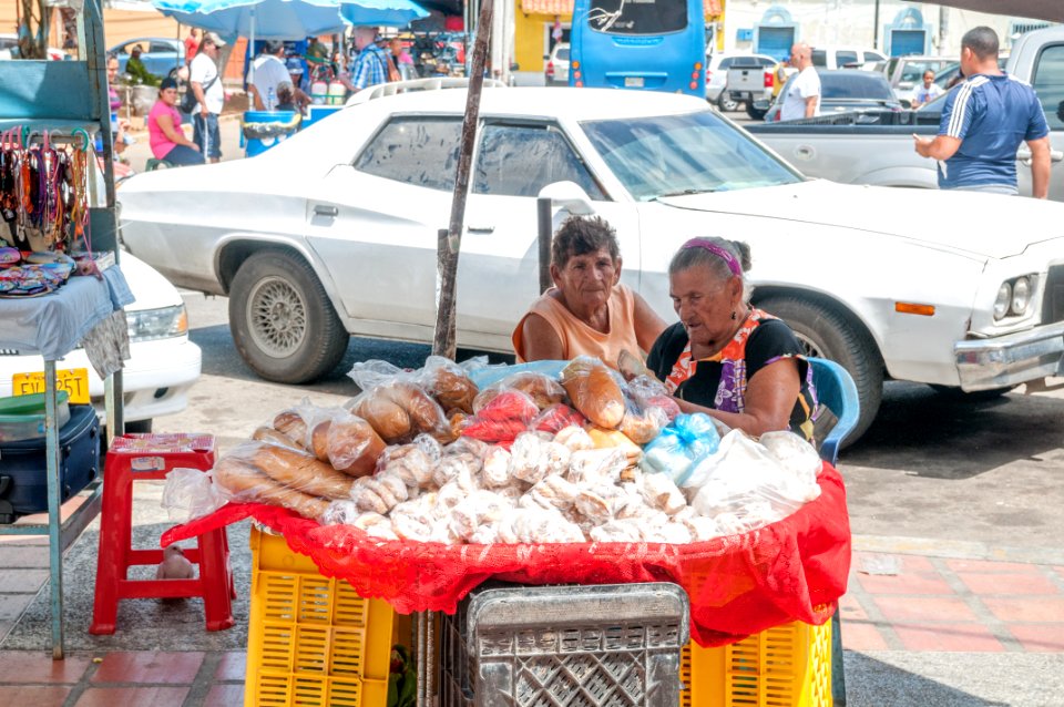 Ancianas vendedoras de dulces típicos, Valle del Espíritu Santo, Isla de Margarita